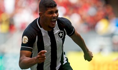 Pelo Campeonato Brasileiro, o Corinthians vence e mantém a ponta, no clássico carioca o Botafogo venceu o Flamengo em Brasília, Palmeiras e Fluminense se empatam.