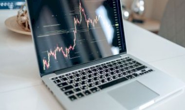 Dólar tem forte queda e fecha abaixo de R$5