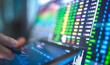 Ibovespa fecha em queda, dólar encosta nos R$ 5 com aversão a riscos