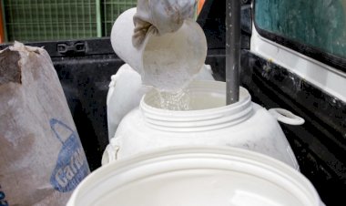 Trecho alagado no Centro recebe aplicação de produto químico