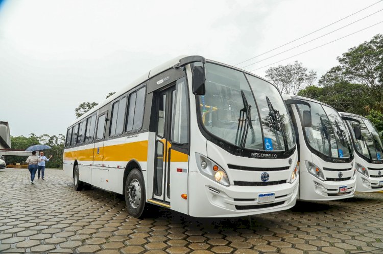 Transporte Escolar: Prefeito David Almeida entrega novos veículos para rede de ensino de Manaus