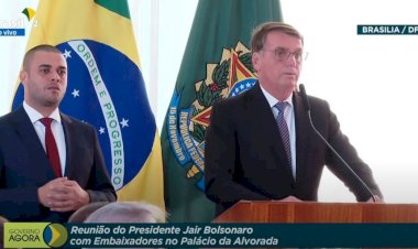 A embaixadores, Bolsonaro ataca urnas e diz que eleições de 2020 não deveriam ter acontecido