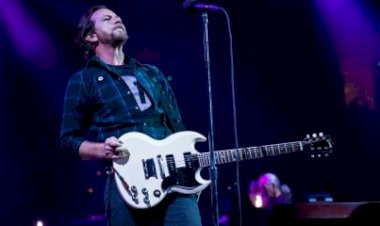 Pearl Jam cancela show após onda de calor danificar cordas vocais de Eddie Vedder
