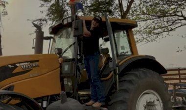 Cantora mais ouvida do Brasil tem 18 anos, pilota trator e nunca viu Anitta