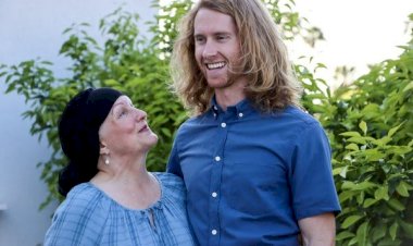 Homem deixa cabelo crescer por dois anos para fazer peruca para a mãe, que tratou tumor no cérebro