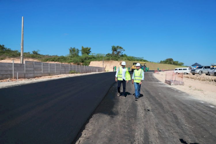 Wilson Lima vistoria início da aplicação de asfalto em segunda fase da obra do Anel Sul