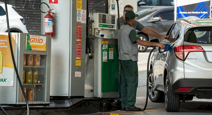 Petrobras reduz preço da gasolina pela primeira vez no ano a partir de quarta-feira