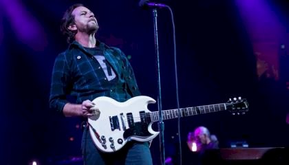 Pearl Jam cancela show após onda de calor danificar cordas vocais de Eddie Vedder