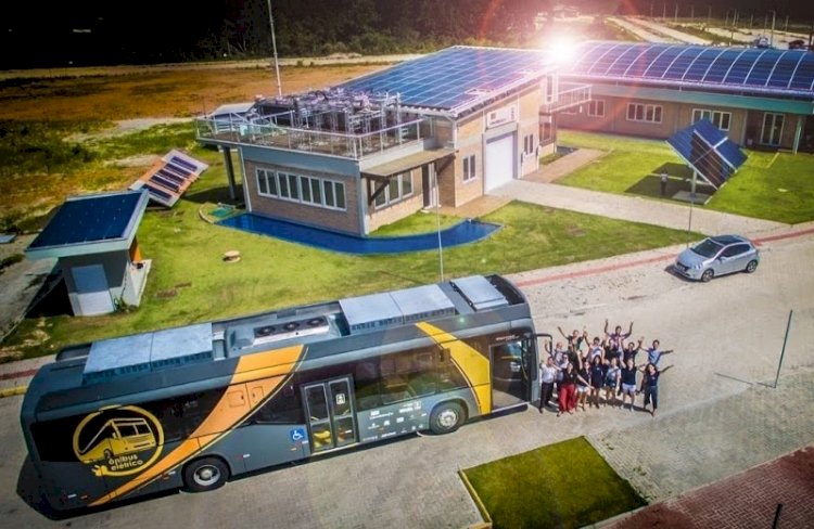 Brasileiros criam ônibus solar que já rodou mais de 100 mil quilômetros sem uma gota de combustível