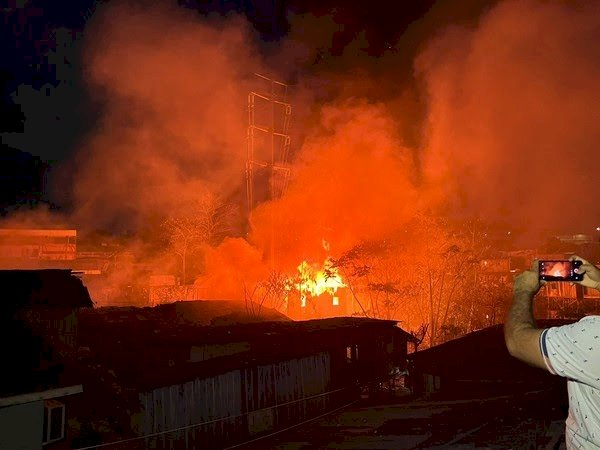 Incêndio destrói pelo menos 10 casas no São Jorge, em Manaus