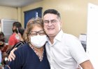 Prefeito David Almeida presta homenagem à servidora da Semsa antes da aposentadoria