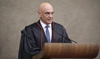Em posse, Moraes defende urnas e promete combate "implacável" a fake news