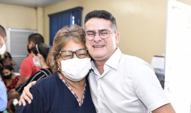 Prefeito David Almeida presta homenagem à servidora da Semsa antes da aposentadoria
