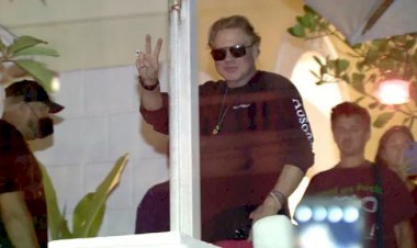 Axl Rose aparece em sacada de hotel e acena para fãs em Manaus