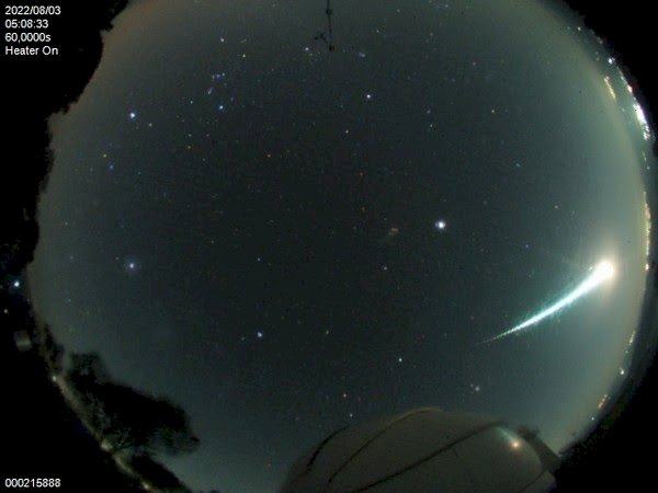 Clarão no céu visto em SP é resultado de explosão de meteoro próximo à Terra, diz Inpe