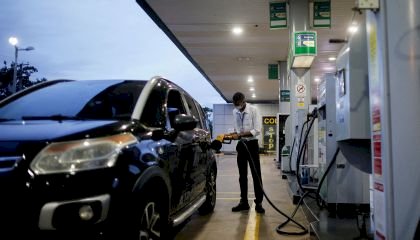 Redução no preço do litro da gasolina começa a valer nesta terça-feira (16)