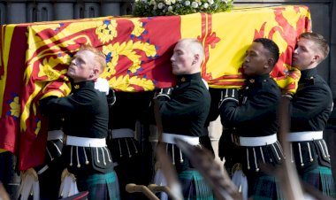 Caixão da rainha Elizabeth II chega ao Palácio de Buckingham, em Londres