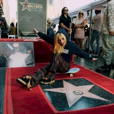 Avril Lavigne homenageia o skate por ganhar estrela na Calçada da Fama
