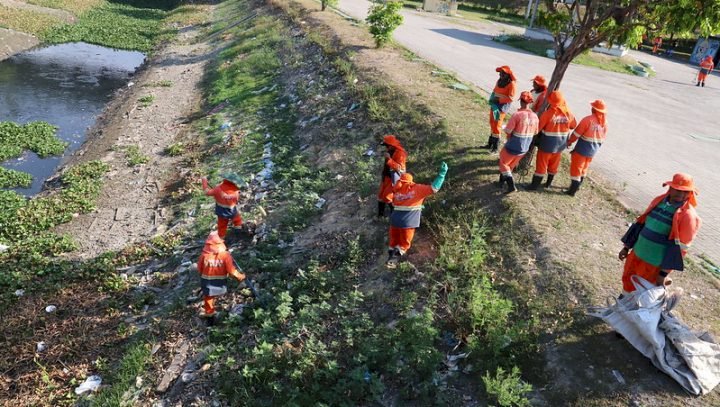 Prefeitura realiza ação de limpeza no parque e igarapé do Mestre Chico