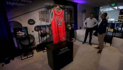 Camisa usada por Michael Jordan em 1998 é vendida por 10 milhões de dólares