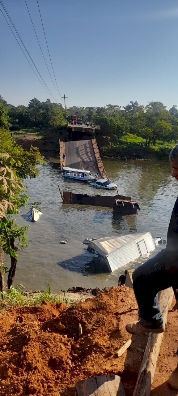 Veículos caem em rio após ponte desabar na BR-319, no AM; três pessoas morreram