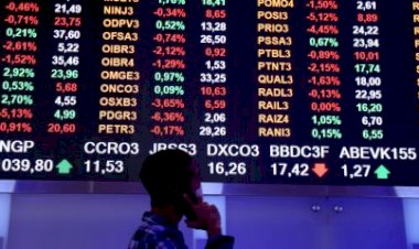 Ibovespa fecha com salto de 5,5% após primeiro turno; dólar cai 4%, a R$ 5,18