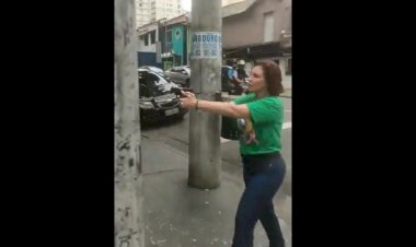 Carla Zambelli aponta arma para homem em São Paulo e diz ter sido agredida