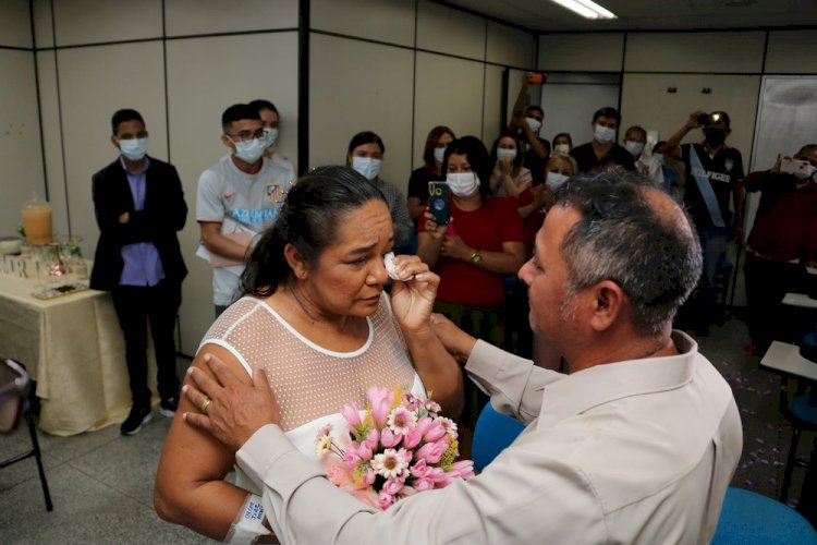 Paciente com leucemia se casa no Hemoam e emociona profissionais de saúde