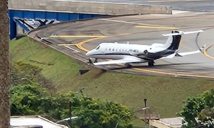 Pneus de aeronave estouram durante pouso em Congonhas; pista é fechada