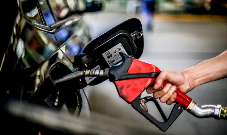 Gasolina volta a subir nos postos após 15 semanas de queda