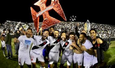 Vasco e Bahia são os últimos dos quatro times que subiram para a série A do campeonato brasileiro, Cruzeiro e Grêmio já tinham garantido o acesso 