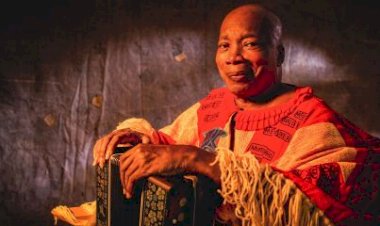 Com choro e homenagem a Gal, Milton Nascimento se despede dos palcos