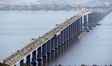 Navio bate na ponte Rio-Niterói e via é interditada nos dois sentidos