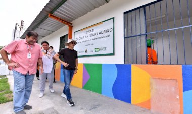 Prefeito David Almeida fiscaliza revitalização de Cras na zona Leste e anuncia entrega para final do ano