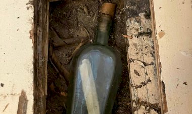 Família encontra mensagem de 135 anos em garrafa escondida embaixo de assoalho, e se surpreende com recado