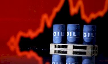 Petróleo fecha em leve baixa com possível aumento de produção e Covid na China