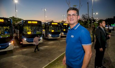 Prefeito David Almeida destaca reforço na frota de ônibus com a entrega de novos veículos