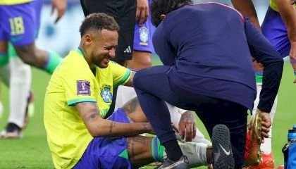 Neymar e Danilo não jogam mais pelo Brasil na fase de grupos da Copa