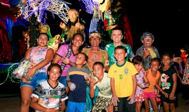 Natal das Águas - Presépio Flutuante realiza a primeira entrega de presentes na comunidade Terra Preta, no rio Negro