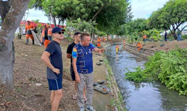 Prefeito David Almeida acompanha ação de limpeza no Igarapé do Passarinho