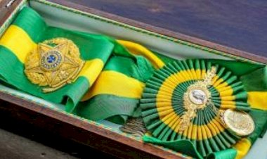 Fios bordados a ouro e diamantes: veja curiosidades sobre a faixa presidencial