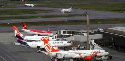 Pilotos e comissários entram em greve em aeroportos do país nesta segunda-feira