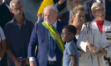 Lula recebe faixa presidencial no Palácio do Planalto