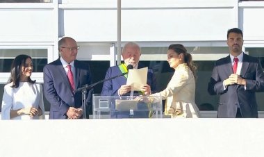 No Parlatório, Lula diz que governará para todos, “não apenas para quem votou em mim”, sem olhar pelo “retrovisor”