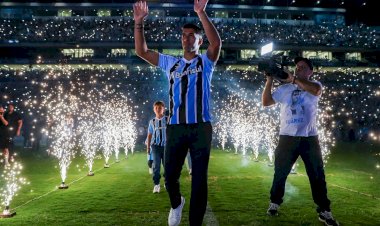 Público de jogo, emoção e promessa: Suárez é apresentado pelo Grêmio na Arena