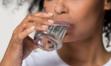 Hidratação adequada do corpo pode retardar o envelhecimento, diz estudo