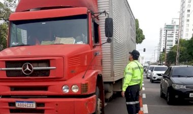 Prefeitura fiscaliza circulação de veículos pesados na zona Centro-Sul de Manaus e autua motoristas