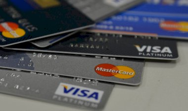 Inadimplência recorde no rotativo do cartão de crédito acende alerta nos bancos brasileiros