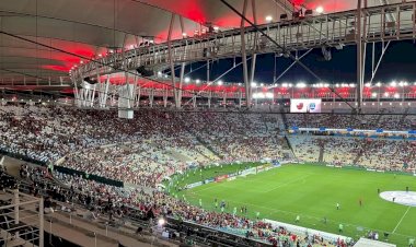Torcedores do Flamengo chamam Pelé de maconheiro durante minuto de silêncio e Zico se pronuncia
