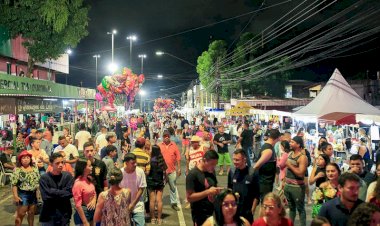 Prefeitura de Manaus comemora 139 anos da Praça 14 de Janeiro e show pirotécnico chama a atenção